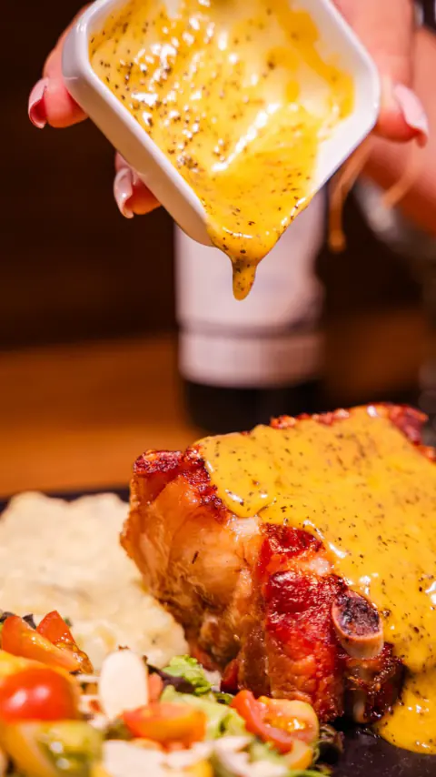 Costichip Rustik con salsa de mostaza y maracuyá