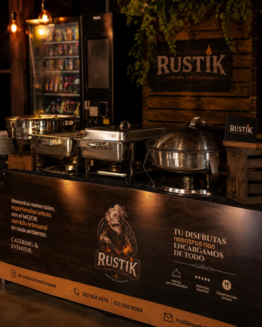Montaje de catering de RUSTIK Eventos con chafers y estación de comida