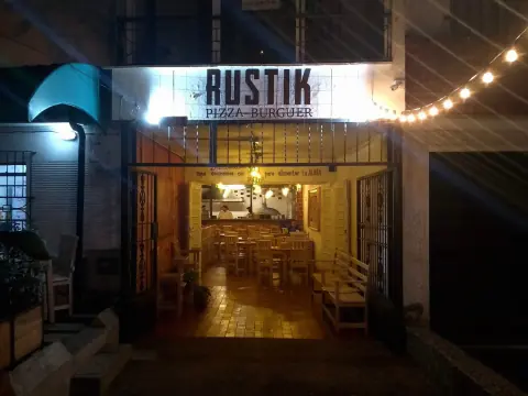 Fachada de Rustik de noche con luces colgantes