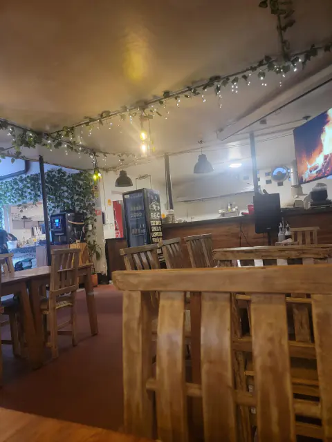 Interior rústico de madera con luces