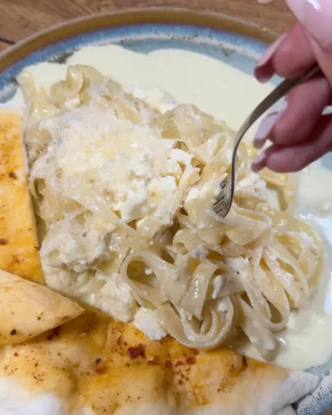 Pasta artesanal en salsa blanca