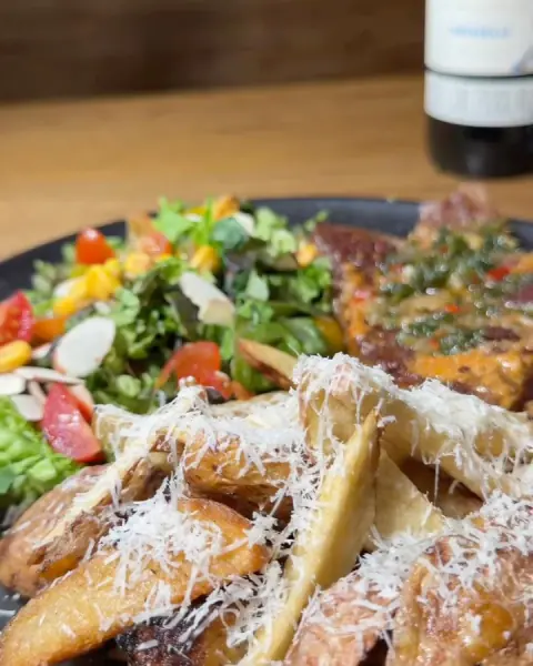 Picada al barril con papas, parmesano y ensalada