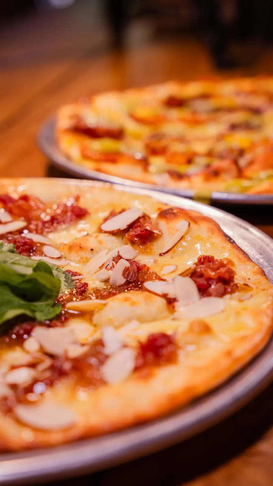Pizza artesanal recién horneada con salami y albahaca